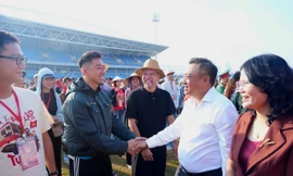 Chủ tịch Hà Nội động viên các nghệ sĩ hợp luyện diễu hành tại sân Mỹ Đình