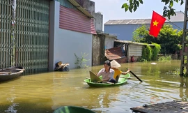 Hà Nội: Ngập sâu gần 1m, người dân nhiều xã ngoại thành phải dùng thuyền 