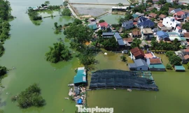 5 ngày sau bão số 10, nhiều khu vực ngoại thành Hà Nội vẫn chìm trong biển nước