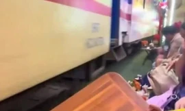Tàu hỏa đâm văng bàn ghế tại 'phố đường tàu’ ở Hà Nội