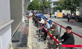 Xếp hàng nộp hồ sơ mua NOXH ngoại thành Hà Nội từ 2 giờ sáng