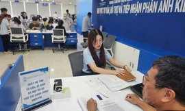 Cán bộ chi nhánh số 1 hỗ trợ người cao tuổi, người khiếm thính