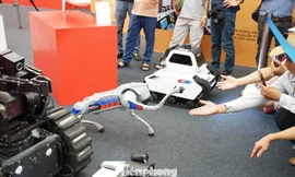 Cận cảnh Robot trinh sát dò mìn, súng khép góc cùng loạt khí tài hiện đại của lực lượng Công an