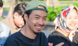 Đen Vâu mời nước người dân tại bãi biển Quảng Ninh