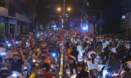 Biển người đổ ra đường mừng Việt Nam thắng Thái Lan