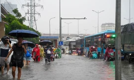 Mưa vượt công suất thoát nước, hồ Hoàn Kiếm nước dâng gần ngưỡng 8m