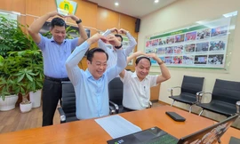 Giám đốc Sở Giáo dục Hà Nội 'thả tim' động viên học sinh học online ngày mưa