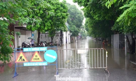 Gần 300 máy bơm hoạt động hết công suất, nhiều nơi ở Hà Nội thoát ngập, thông xe 