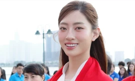 Hoa hậu Lương Thùy Linh, Hoa hậu Đoàn Thiên Ân, Hoa hậu Kiều Duy và Nam vương Tuấn Ngọc tại buổi chào cờ.