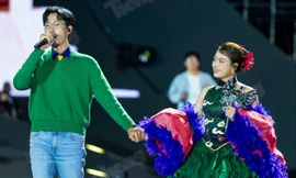 Đen nắm tay Hoàng Thùy Linh trước 30.000 khán giả ở Quảng Ninh