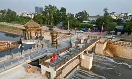 Vì sao một số đoạn sông Tô Lịch nước chuyển màu đen?