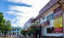 Đình chỉ nhân viên từ chối suất ăn từ thiện khi sinh viên đang bị cô lập