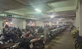 Yêu cầu chung cư đông dân nhất Hà Nội hủy 'lệnh' cấm gửi xe điện