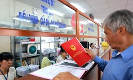 Vì sao Hà Nội yêu cầu photo sổ đỏ khiến người dân bức xúc?