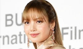 Lisa (BlackPink) táo bạo trên thảm đỏ LHP Busan