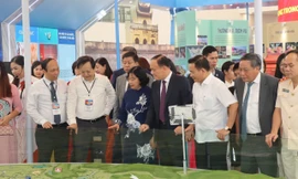 Bí thư Hà Nội tham quan triển lãm Không gian Truyền thống và Sáng tạo Hà Nội 2025