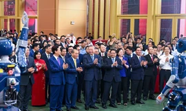 Tổng Bí thư và Thủ tướng xem màn trình diễn của robot 'made in Việt Nam'