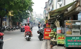 Vỉa hè Hà Nội tiếp tục bị lấn chiếm dù đang ra quân xử lý