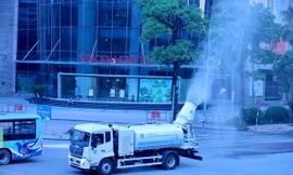 Tận thấy ‘pháo xa sương mù’ dập bụi mịn trên đường phố Hà Nội