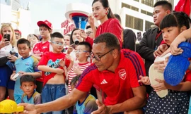 Khán giả phố đi bộ Nguyễn Huệ vây kín siêu sao Gilberto Silva, Tiến Linh và nghệ sĩ Việt 