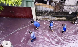 Chủ tịch Hà Nội chỉ đạo kiểm tra dòng nước đỏ bốc mùi chảy vào nhà dân
