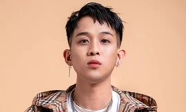 Đột kích quán bar, phát hiện nam ca sĩ có 8 lệnh truy nã