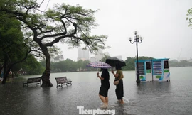 Nước hồ Gươm tràn bờ, nhiều tuyến phố cổ ngập sâu
