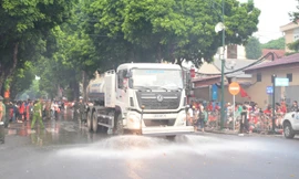 Xe rửa đường áp suất lớn hoạt động trên tuyến phố Trần Phú