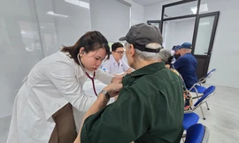Hà Nội: Hơn 500 người có công, người cao tuổi được khám, tư vấn và cấp phát thuốc miễn phí