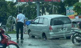 Hà Nội: Ô tô 7 chỗ sụt 'hố tử thần' trên đường Nguyễn Chí Thanh