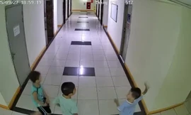 Vụ cháu bé ném dép trúng van nước gây hư hỏng thang máy: Trách nhiệm bồi thường ra sao?