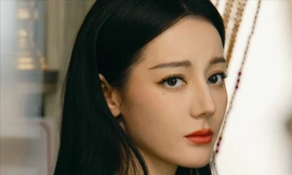 Địch Lệ Nhiệt Ba rơi vào tình cảnh xấu hổ