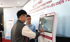 Người dân Hà Nội trải nghiệm chứng thực giấy tờ chỉ trong3 - 5 phút