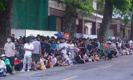 Hàng nghìn người đội mưa xuyên đêm trước cửa Nhà hát Lớn