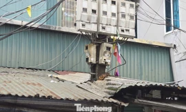 Kỳ lạ nhà 'ôm' cột điện tại phường trung tâm Thủ đô
