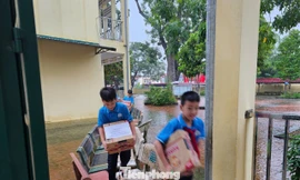 Nước sông rút, nhà trường kê bàn ghế bắc cầu cho học sinh vào lớp tại 'rốn lũ' Hà Nội
