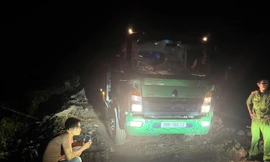 Mật phục, bắt quả tang 2 đối tượng đổ trộm phế thải tại bãi sông Hồng