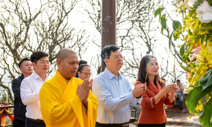 Phó Thủ tướng Mai Văn Chính cùng Phật tử thượng sơn Yên Tử