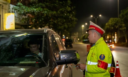 Lái xe vi phạm nồng độ cồn cố thủ trên xe, liên tục gọi ‘trợ giúp ’
