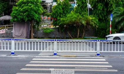 Kỳ lạ dựng hàng rào sắt giữa đường để làm dải phân cách ở Quảng Ninh