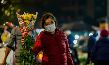 Người dân Quảng Ninh đi chợ từ 4h sáng sắp cỗ tiễn ông Táo về trời