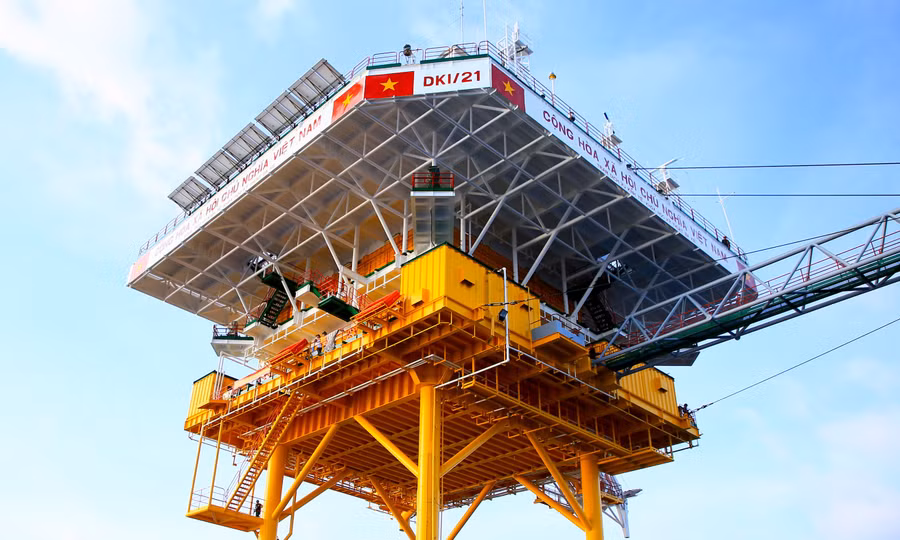 Choáng ngợp trước ‘người khổng lồ’ giữa biển khơi