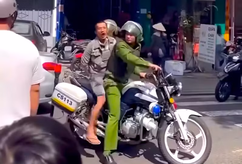 Cầm dao quắm vào trường tìm giáo viên nghi 'dìm' điểm con mình