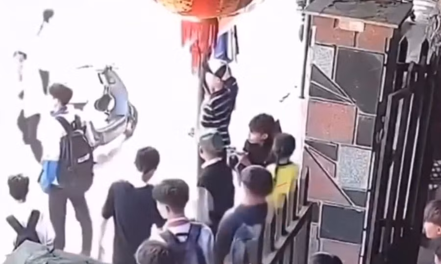 Nam sinh lớp 8 ở Đắk Lắk bị xịt hơi cay trước cổng trường 