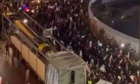 Iran đưa tên lửa diễu phố khi đàm phán với Mỹ bế tắc