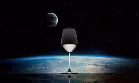 Bất ngờ với giá chai rượu sake được lên men trong vũ trụ 