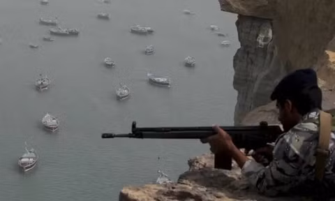 Iran cảnh báo 'không cảng nào an toàn' nếu Mỹ siết eo biển Hormuz