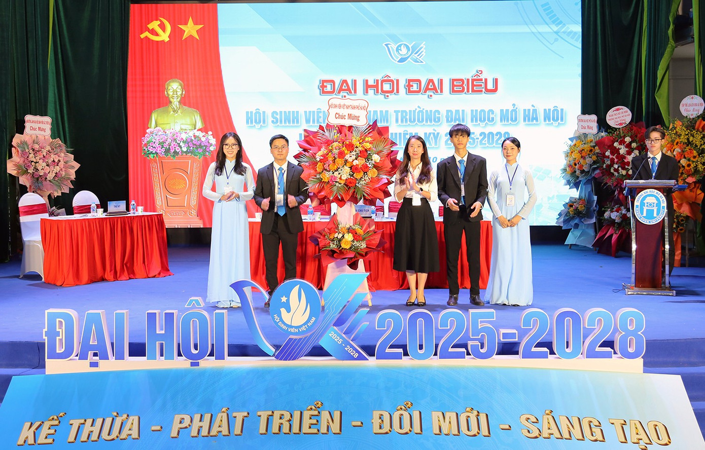 5-hoi-sinh-vien-thanh-pho-ha-noi-tang-hoa-chuc-mung.jpg