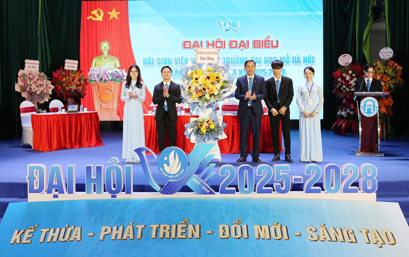 3-dai-dien-lanh-dao-truong-dai-hoc-mo-ha-noi-chuc-mung-dai-hoi.jpg