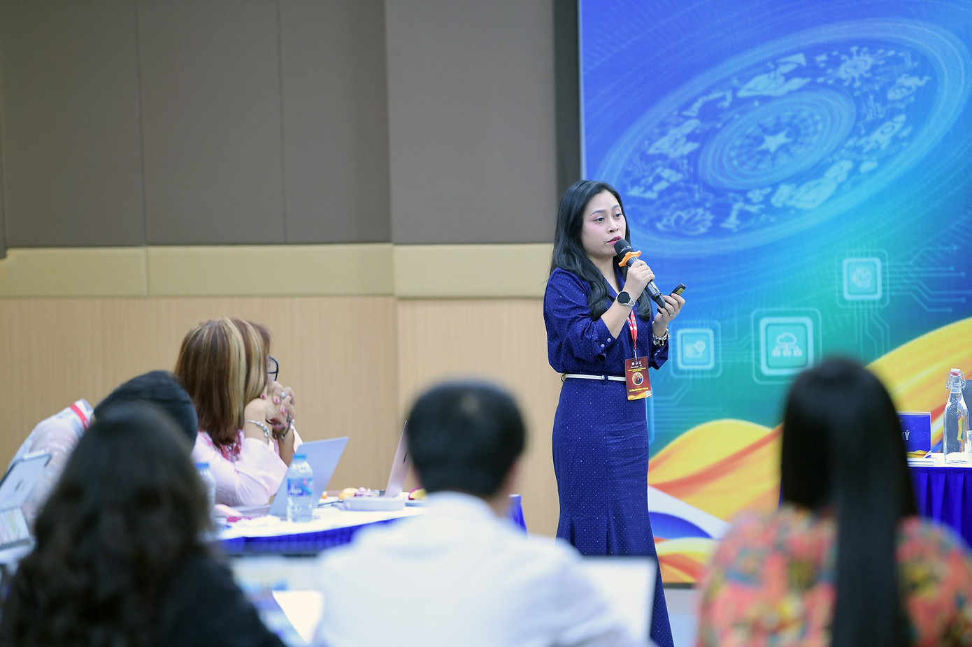 ThS Lê Nguyễn Minh Phương – giảng viên tại ĐH Global Cyber (Hàn Quốc) tại phiên thảo luận về Phát triển nền tảng văn hoá, giáo dục trong kỷ nguyên mới. dsc-5360.jpg